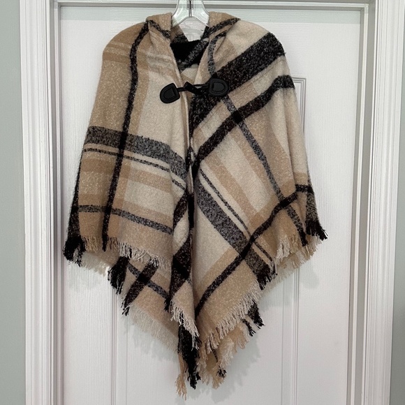 Vince Camuto Elegant Hooded Plaid Topper/Poncho Black/Ivory One Size NWOT - Picture 2 of 11